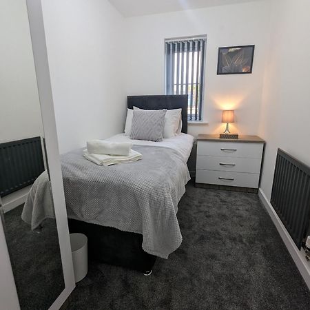 Clariturf - 4 Bedroom Semi - Private Parking Near Turf Moor, Town Centre, Transport And Motorway Links Next To Canal, 3 Parks And Lake - Sky And Netflix Бернлі Екстер'єр фото