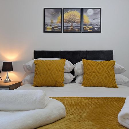 Clariturf - 4 Bedroom Semi - Private Parking Near Turf Moor, Town Centre, Transport And Motorway Links Next To Canal, 3 Parks And Lake - Sky And Netflix Бернлі Екстер'єр фото