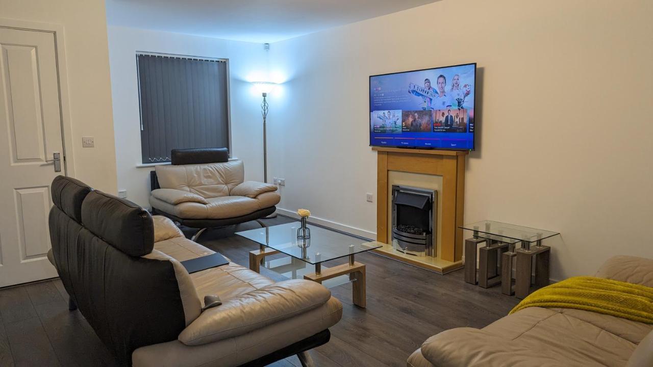 Clariturf - 4 Bedroom Semi - Private Parking Near Turf Moor, Town Centre, Transport And Motorway Links Next To Canal, 3 Parks And Lake - Sky And Netflix Бернлі Екстер'єр фото