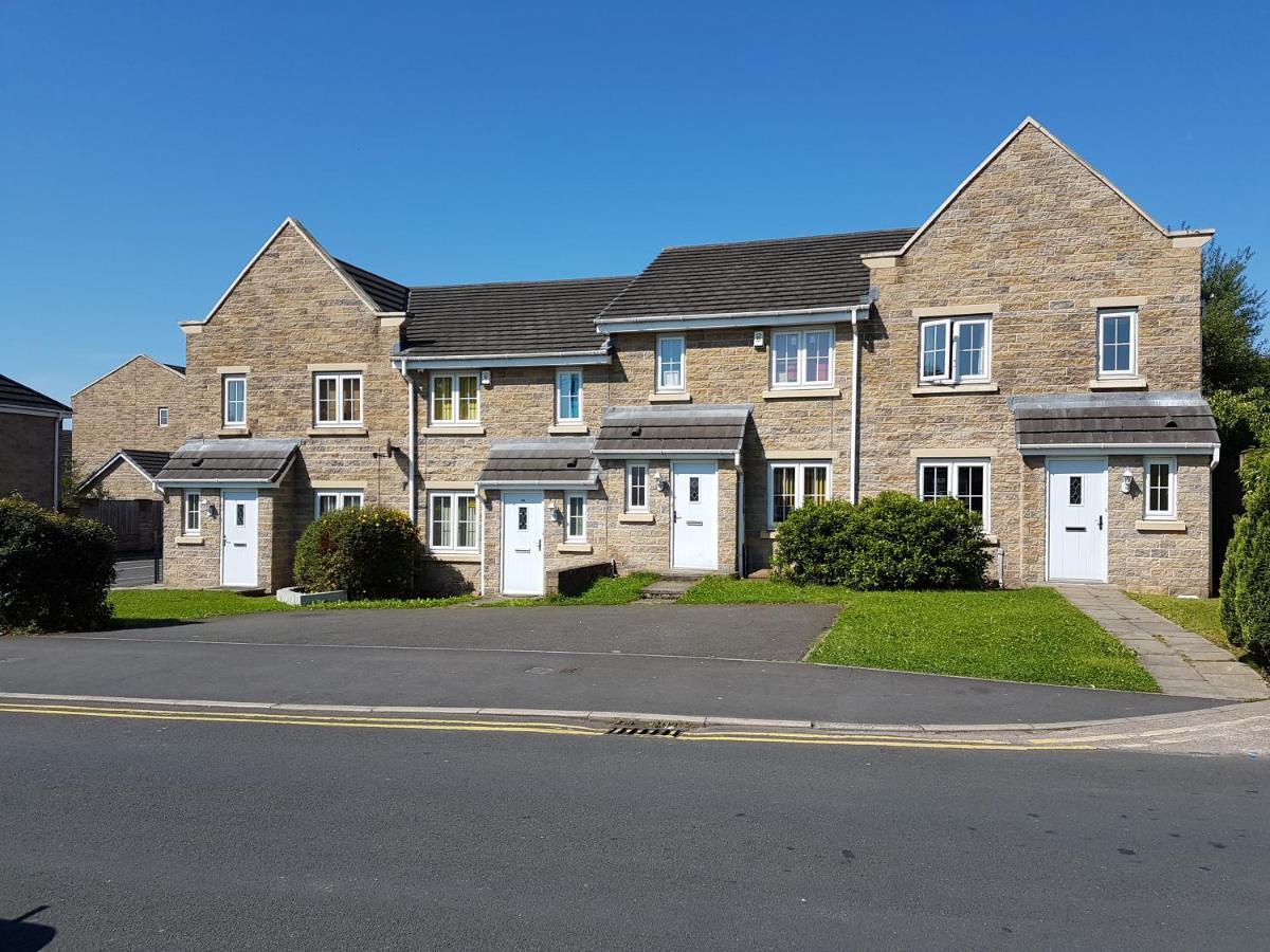 Clariturf - 4 Bedroom Semi - Private Parking Near Turf Moor, Town Centre, Transport And Motorway Links Next To Canal, 3 Parks And Lake - Sky And Netflix Бернлі Екстер'єр фото