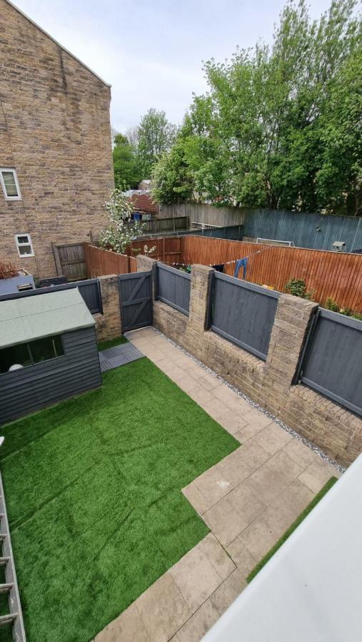 Clariturf - 4 Bedroom Semi - Private Parking Near Turf Moor, Town Centre, Transport And Motorway Links Next To Canal, 3 Parks And Lake - Sky And Netflix Бернлі Екстер'єр фото