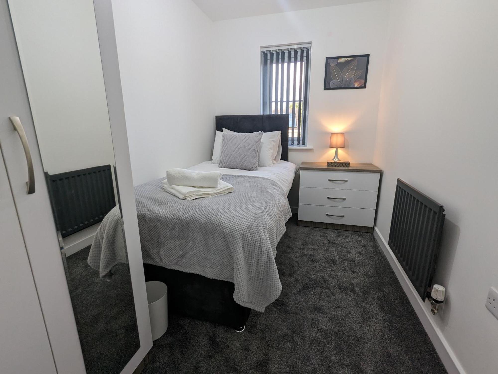 Clariturf - 4 Bedroom Semi - Private Parking Near Turf Moor, Town Centre, Transport And Motorway Links Next To Canal, 3 Parks And Lake - Sky And Netflix Бернлі Екстер'єр фото