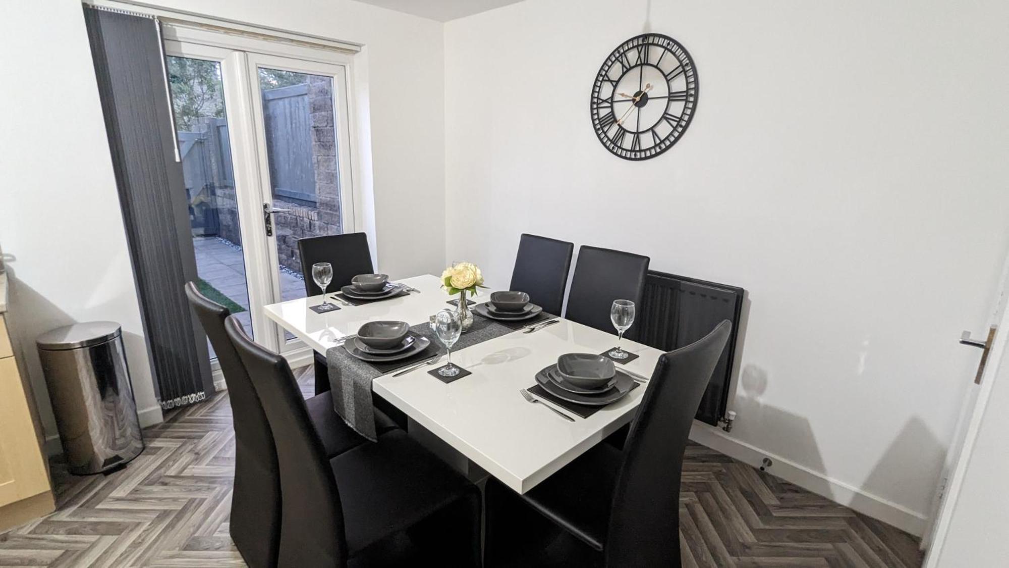 Clariturf - 4 Bedroom Semi - Private Parking Near Turf Moor, Town Centre, Transport And Motorway Links Next To Canal, 3 Parks And Lake - Sky And Netflix Бернлі Екстер'єр фото