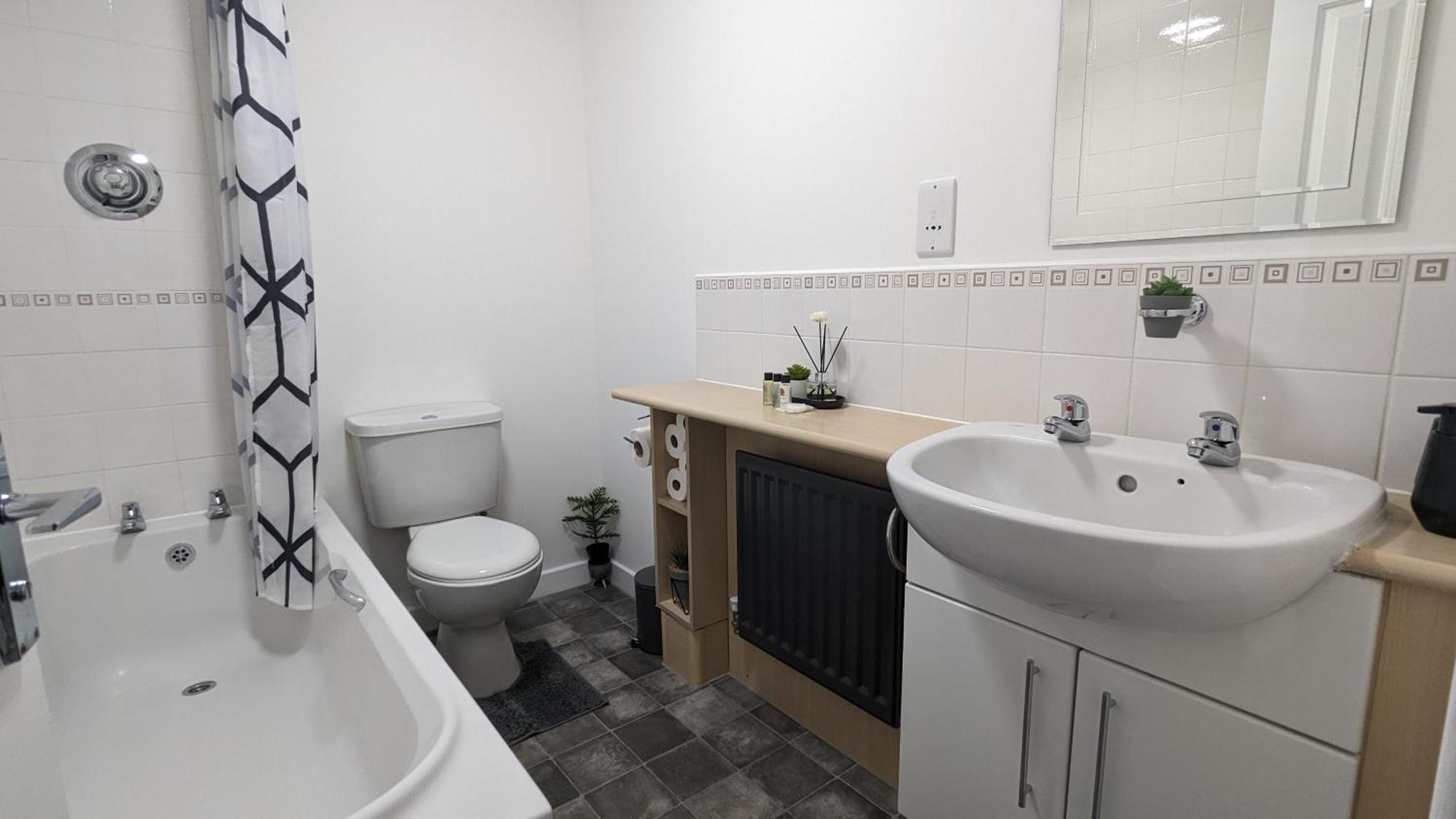 Clariturf - 4 Bedroom Semi - Private Parking Near Turf Moor, Town Centre, Transport And Motorway Links Next To Canal, 3 Parks And Lake - Sky And Netflix Бернлі Екстер'єр фото