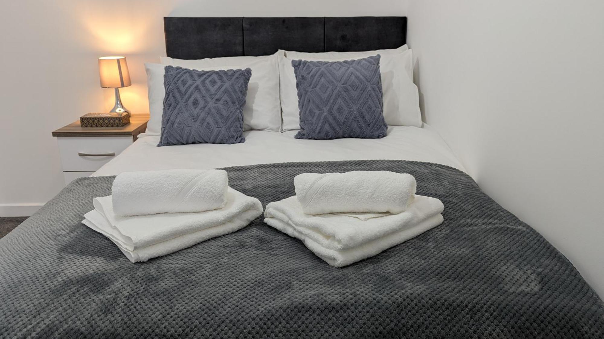 Clariturf - 4 Bedroom Semi - Private Parking Near Turf Moor, Town Centre, Transport And Motorway Links Next To Canal, 3 Parks And Lake - Sky And Netflix Бернлі Екстер'єр фото