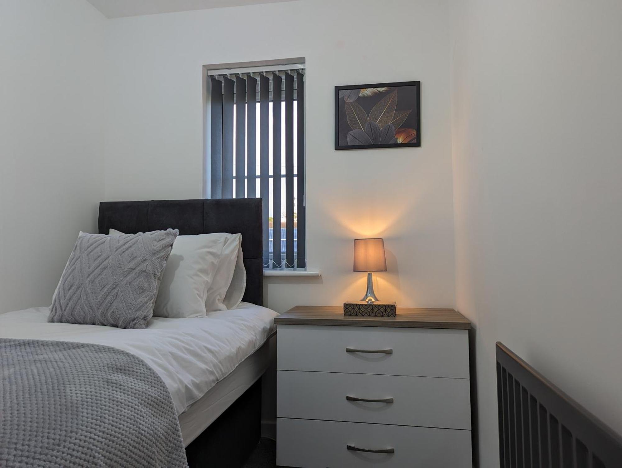 Clariturf - 4 Bedroom Semi - Private Parking Near Turf Moor, Town Centre, Transport And Motorway Links Next To Canal, 3 Parks And Lake - Sky And Netflix Бернлі Екстер'єр фото