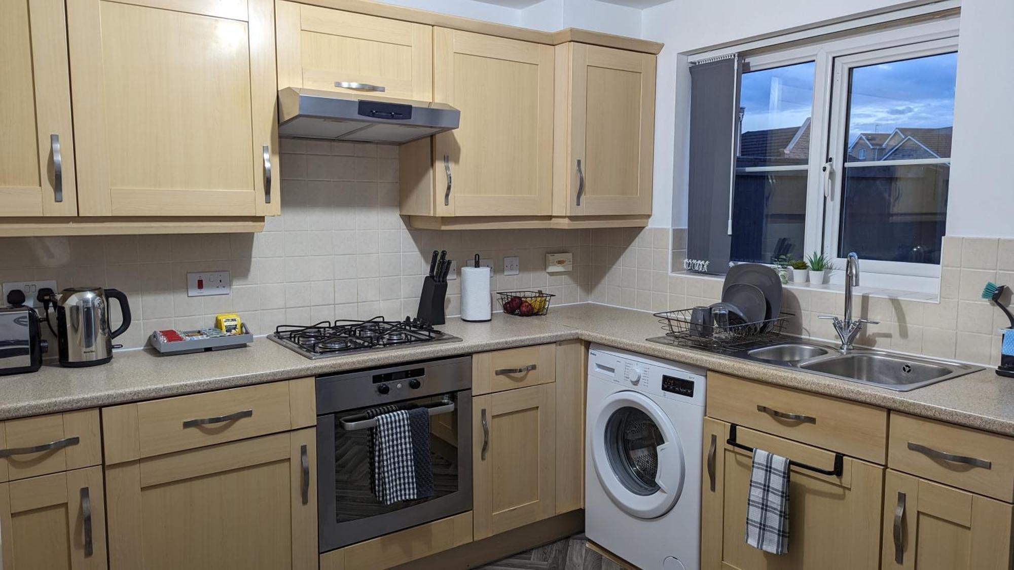 Clariturf - 4 Bedroom Semi - Private Parking Near Turf Moor, Town Centre, Transport And Motorway Links Next To Canal, 3 Parks And Lake - Sky And Netflix Бернлі Екстер'єр фото